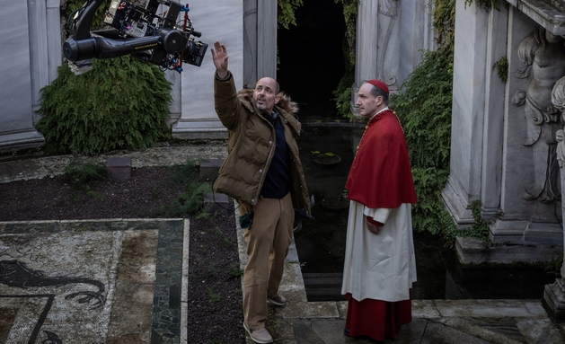 Edward Berger questiona poder e fé em Conclave