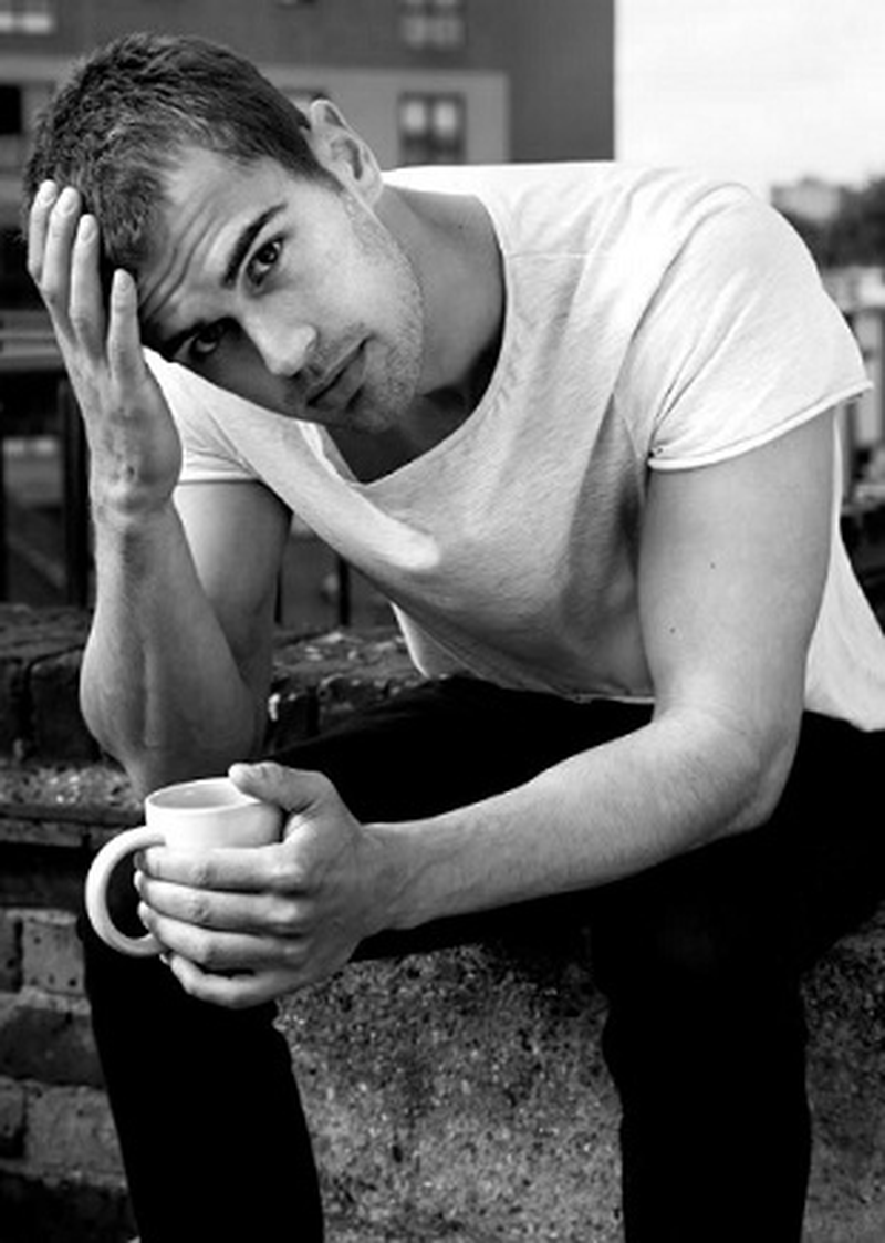 Theo James - Foto 4
