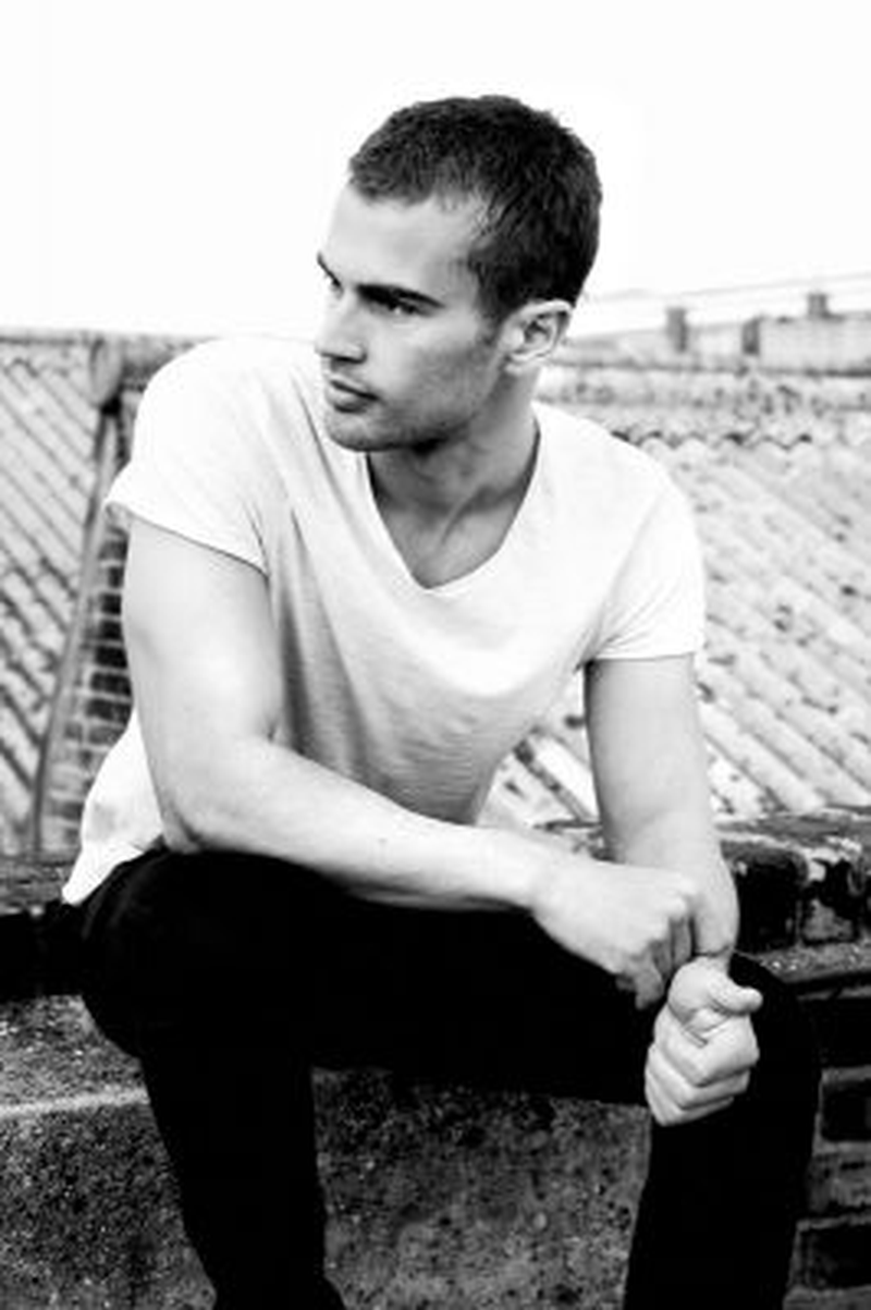 Theo James - Foto 1