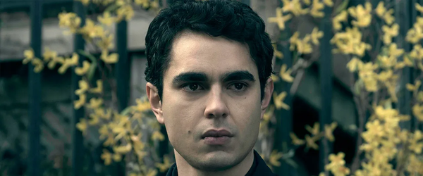 Max Minghella negocia papel em filme de terror “Clayface” do DC Studios