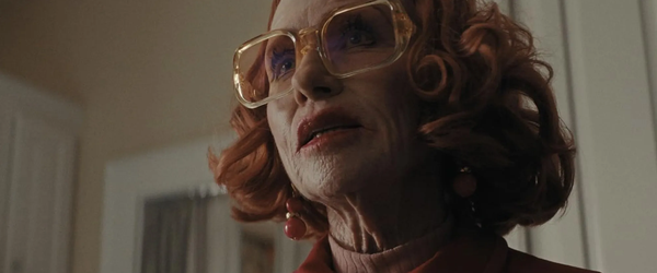 Amy Madigan fala sobre criação de Tia Gladys, cenas de ação e venda da Warner Bros.