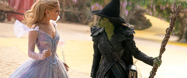 Jon M. Chu escondeu cena final de “Wicked 2” do estúdio e diz não saber o que Ariana Grande sussurrou para Cynthia Erivo