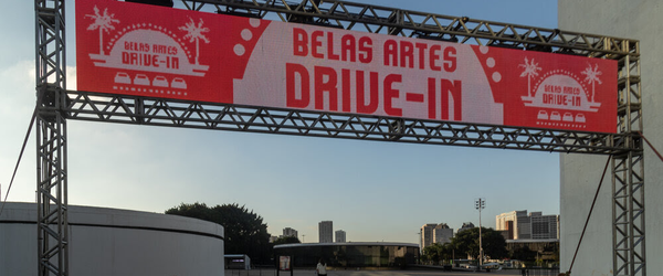 Com ingressos esgotados no drive-in, Belas Artes abre programação de agosto