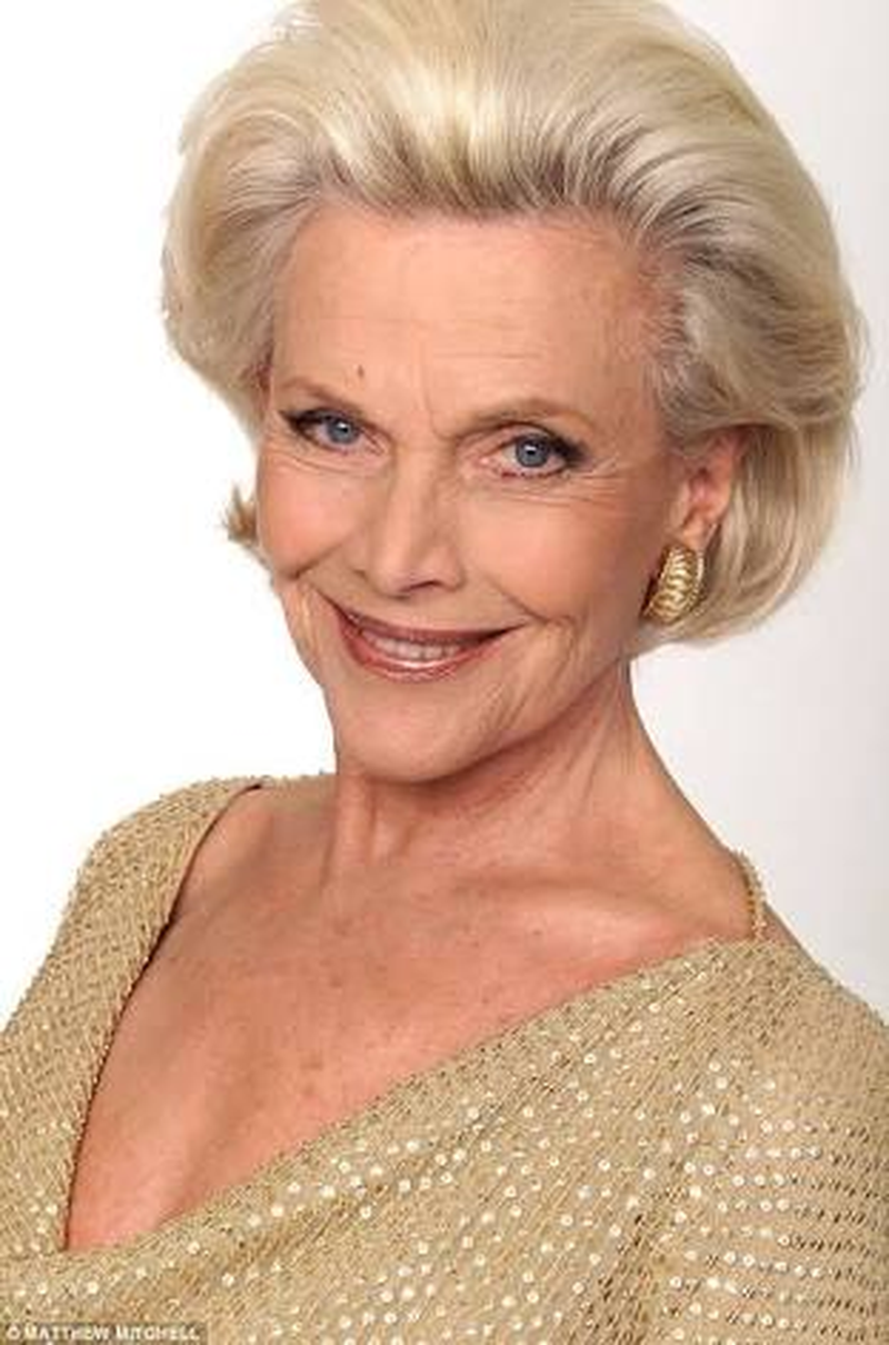 Honor Blackman - Foto 3