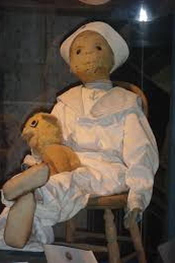 Poster de TV A Maldição do Boneco Robert (2023)