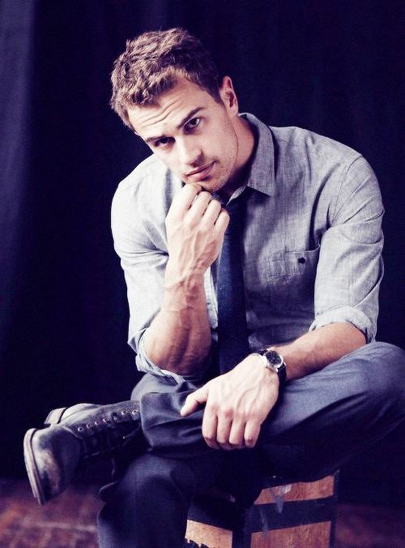 Theo James - Foto 8