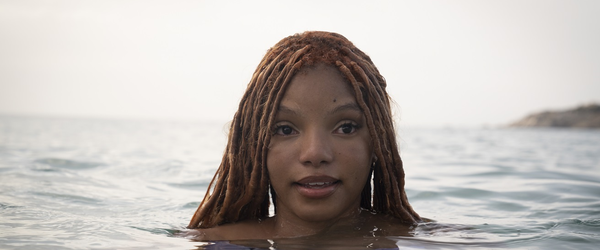 Halle Bailey relembra ataques racistas por A Pequena Sereia e diz que experiência a fortaleceu