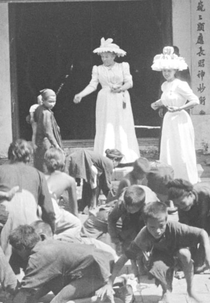 Enfants annamites ramassant des sapèques devant la Pagode des Dames (Indo-Chine: enfants annamites ramassant des sapèques devant la pagode des dames)