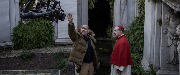 Edward Berger questiona poder e fé em Conclave