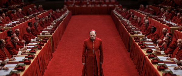 Cardeais consultam filme "Conclave" para escolher o Papa