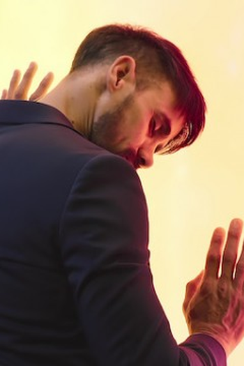 Poster de Episódio Tres son multitud (2024)