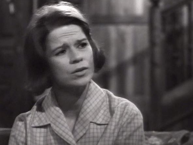 Foto 1 de Love from a Stranger