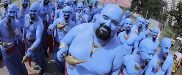 Personagem de Aladdin invade o carnaval de rua de São Paulo