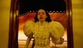 Yorgos Lanthimos fala sobre cenas íntimas de Emma Stone em Poor Things