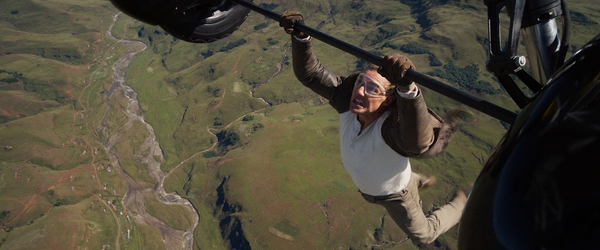 Tom Cruise aparece pendurado em avião em novo trailer de Missão Impossível