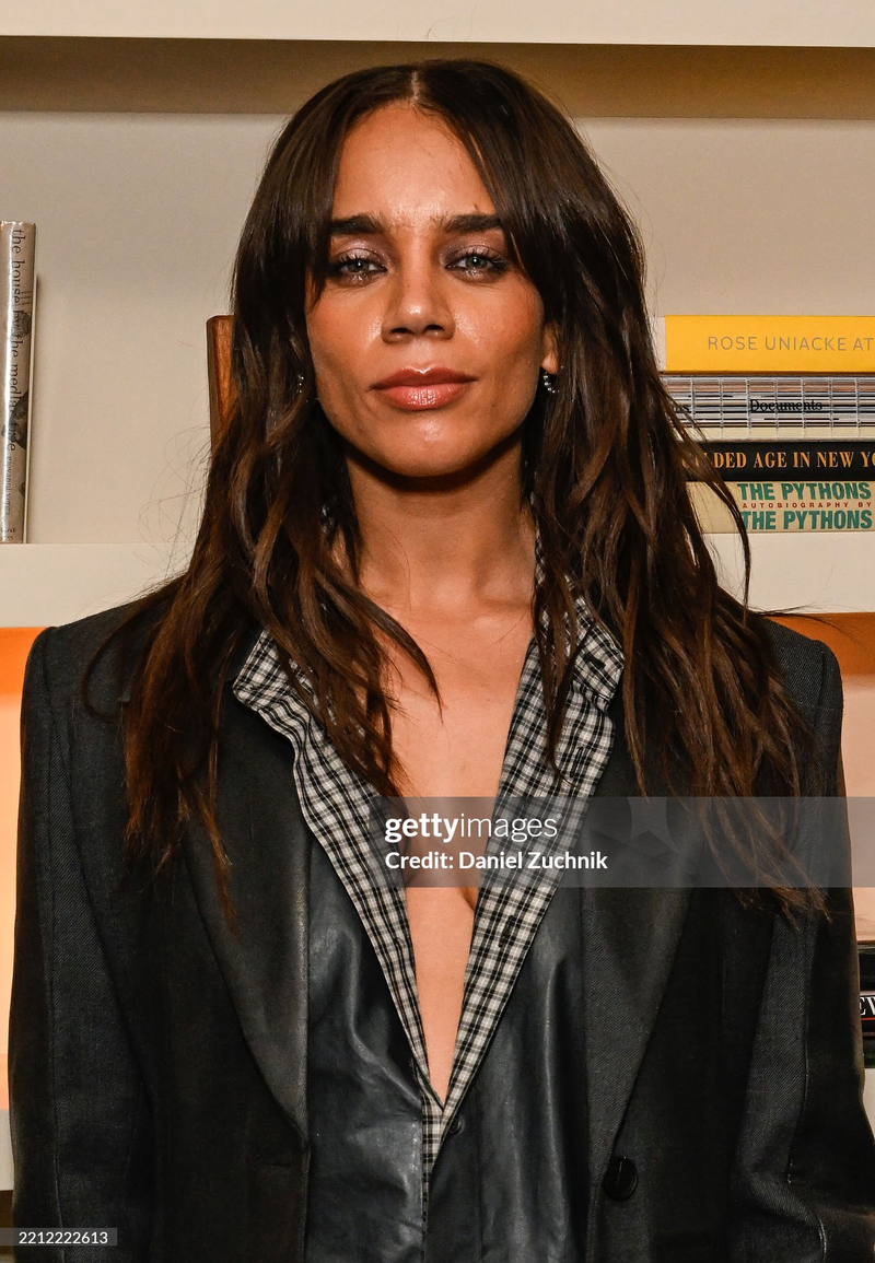Hannah John-Kamen - Foto 1