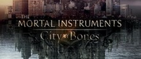 Lily Collins apresenta “Os Instrumentos Mortais: Cidade dos Ossos” em novo vídeo