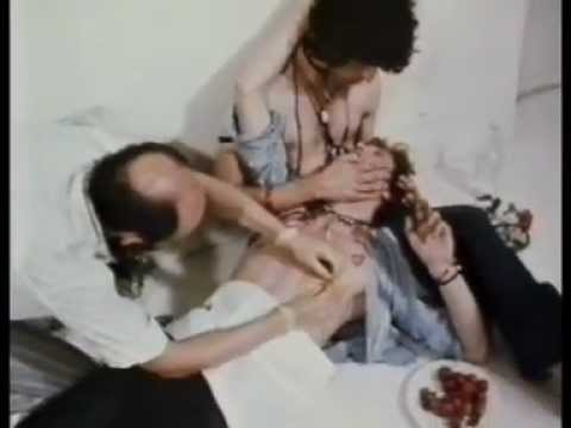 Foto 1 de Robert Having His Nipple Pierced