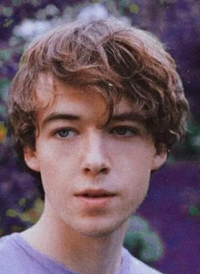 Alex had. Алекс Джонатан Лоутер. Alex Lawther Charlie Rowe. Алекс Лоутер рисунок. Актёры сериала конец грёбаного мира.