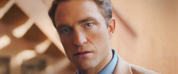 Robert Pattinson vive apresentador de programa controverso no trailer de Primetime