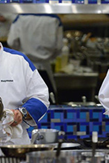 Poster de Episódio 16 Chefs Compete (2) (2013)