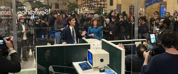 Elenco de Ruptura invade metrô de NY para promover 2ª temporada