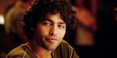 Diretor de ‘O Diabo Veste Prada 2’ revela por que Adrian Grenier ficou de fora da sequência