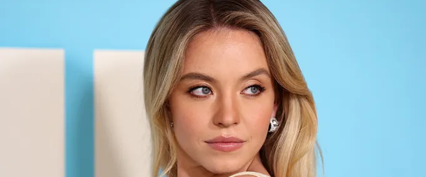 Lacradores revoltados com cena de Sydney Sweeney vestida de bebê