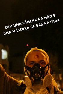 Com Uma Câmera Na Mão e Uma Máscara de Gás Na Cara - Poster / Capa / Cartaz - Oficial 2