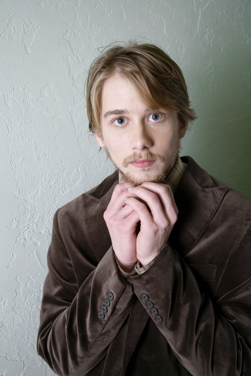 Lou Taylor Pucci - Foto 3