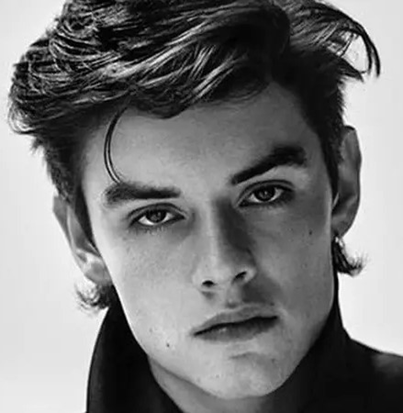 Louis Partridge - Foto 1