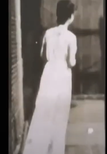 Mulher Jogando Beisebol (Woman Throwing Baseball)