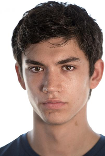 Archie Renaux - Poster 1