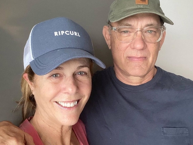 Tom Hanks e Rita Wilson retornam aos EUA