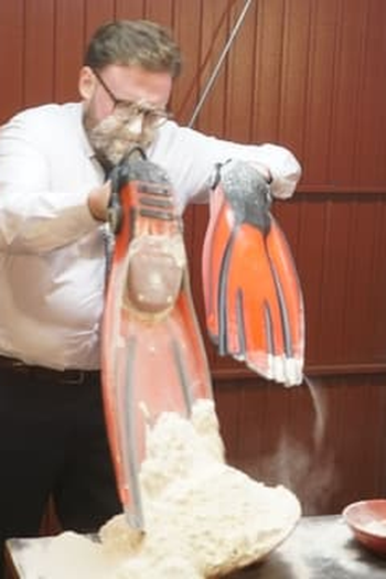 Poster de Episódio Enormous Hugeness (2022)