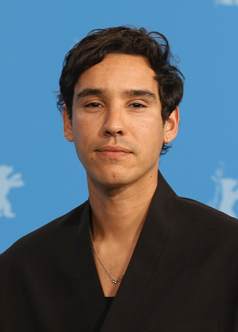 Adam Bessa - Foto 1