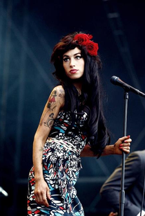 Amy Winehouse: Live at V Festival 2008 - Poster / Capa / Cartaz - Oficial 1