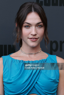 Violett Beane - Poster 1