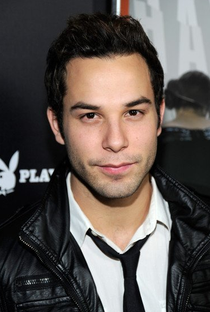 Skylar Astin - Poster / Capa / Cartaz - Oficial 1