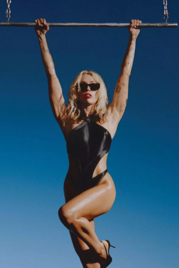 Poster de Curta Miley Cyrus - Flowers (2023)