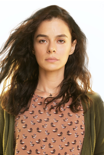 Özge Özpirinçci - Poster 1