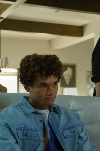 Poster de Episódio Two Bitten, Two Born (2023)