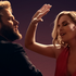 Seth Rogen e Charlize Theron flertam como "Casal Improvável"