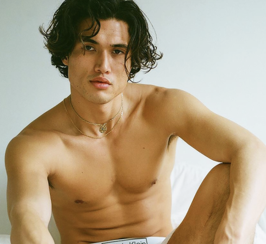 Charles Melton - Foto 2