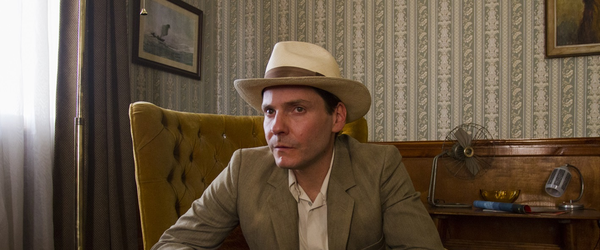 Daniel Brühl fala sobre seu personagem em A Contadora de Filmes