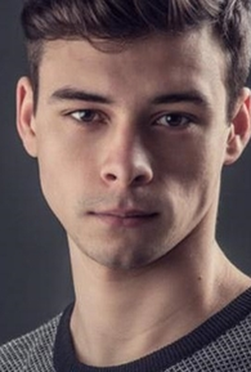 Adam Long (V) - Foto 1