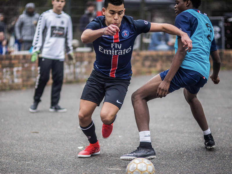 Foto 1 de Bola no Asfalto