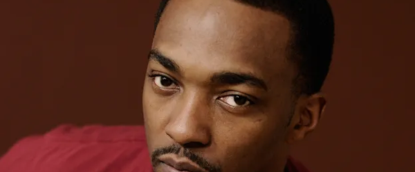 Anthony Mackie fala sobre “a morte da masculinidade americana” e sobre alcançar o sucesso.