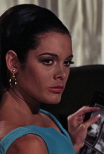 Martine Beswick - Poster / Capa / Cartaz - Oficial 1