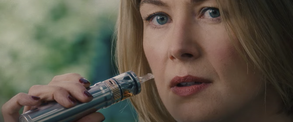 Rosamund Pike enterra seus prêmios no jardim